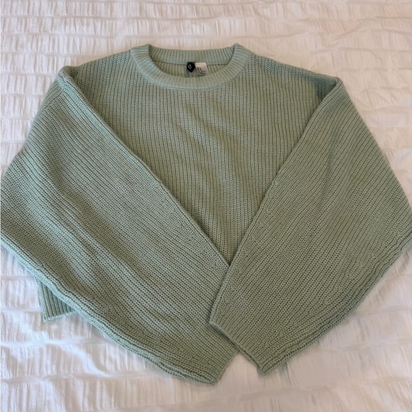 H&M Sweaters - H&M cropped crew neck knit sweater - Size Medium